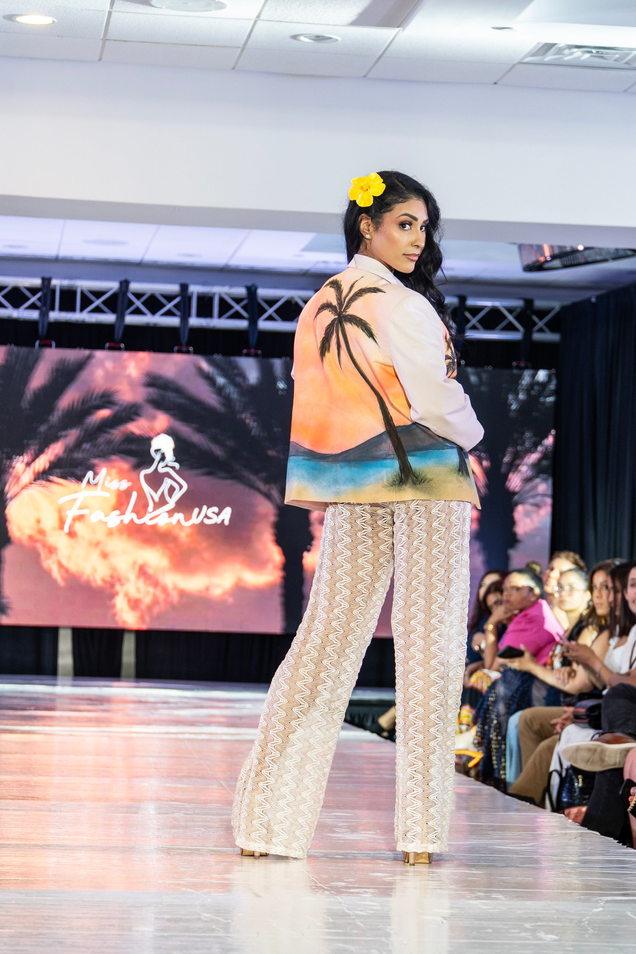 Blazer “Sunset Palm” – Colección Tropical Glam