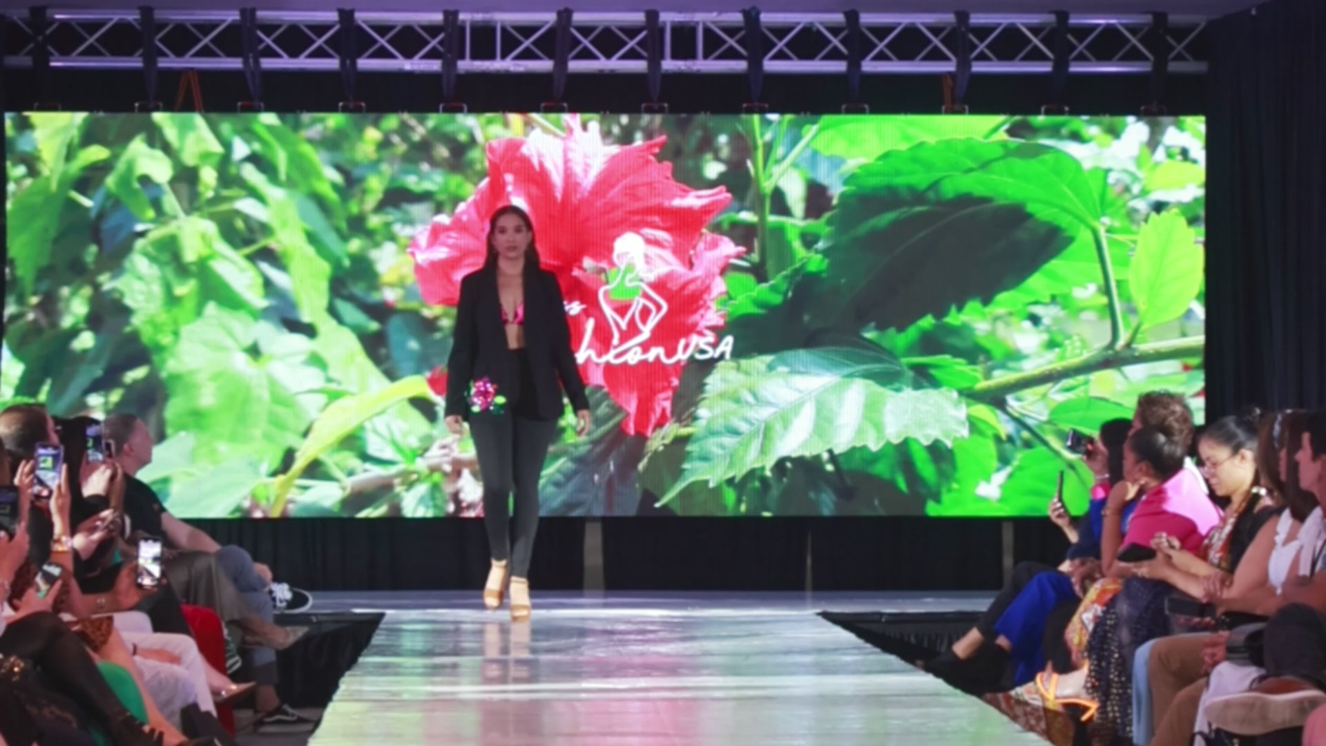 Blazer “Hibiscus Shine” – Tropical Glam